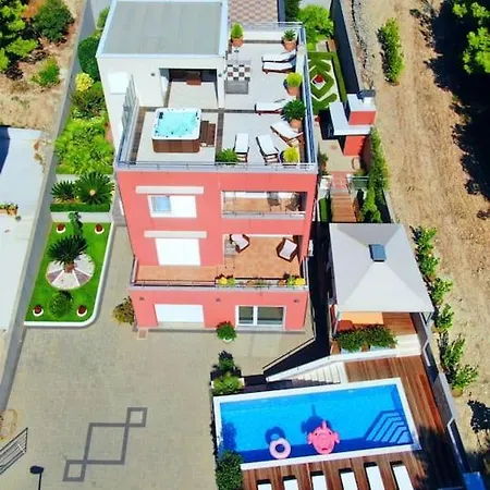 Villa Arya With Heated Swimming Pool, Roof Hot Tub, Sauna And Gym Near The