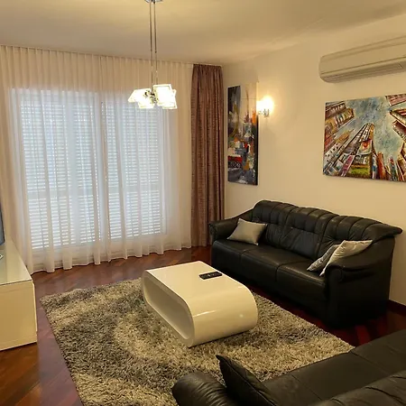 Arya With Heated Swimming Pool, Roof Hot Tub, Sauna And Gym Near The *