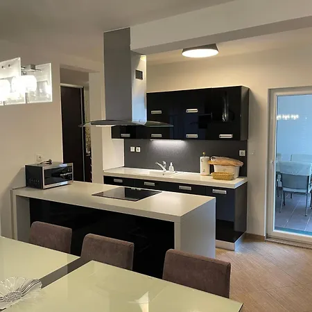 Arya With Heated Swimming Pool, Roof Hot Tub, Sauna And Gym Near The Podstrana