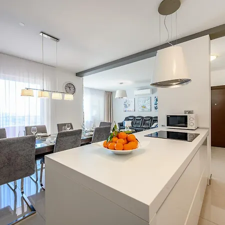 Arya - Heated Pool, Roof Hot Tub, Gym, Near The With Amazing Views! * Podstrana