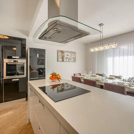 Arya - Heated Pool, Roof Hot Tub, Gym, Near The With Amazing Views! * Podstrana