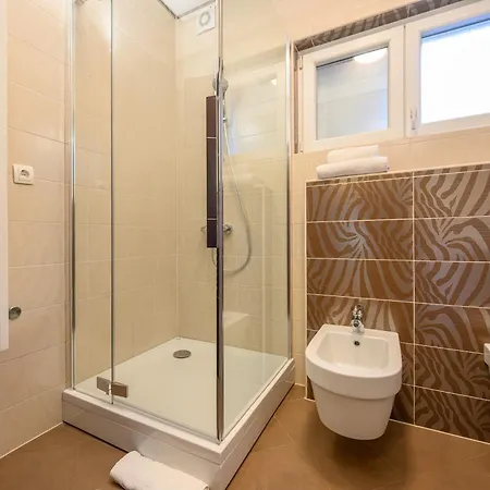 Villa Arya - Heated Pool, Roof Hot Tub, Gym, Near The With Amazing Views! Podstrana