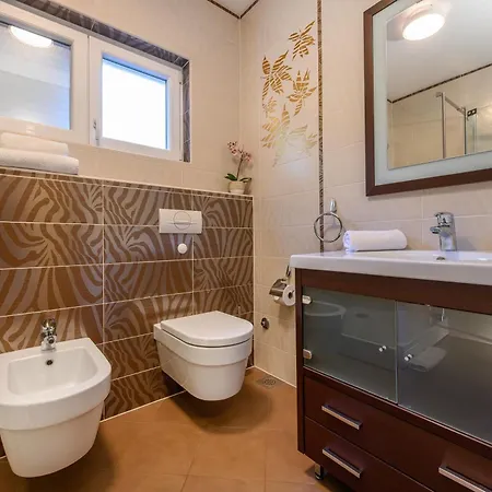Arya - Heated Pool, Roof Hot Tub, Gym, Near The With Amazing Views!