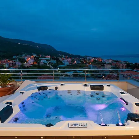 Arya With Heated Swimming Pool, Roof Hot Tub, Sauna And Gym Near The * Podstrana
