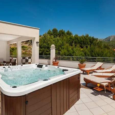 Arya With Heated Swimming Pool, Roof Hot Tub, Sauna And Gym Near The *