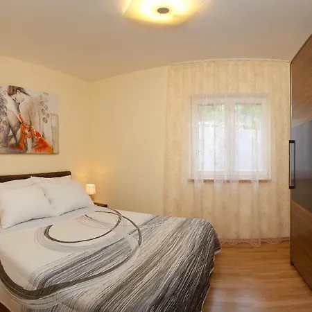 Arya With Heated Swimming Pool, Roof Hot Tub, Sauna And Gym Near The