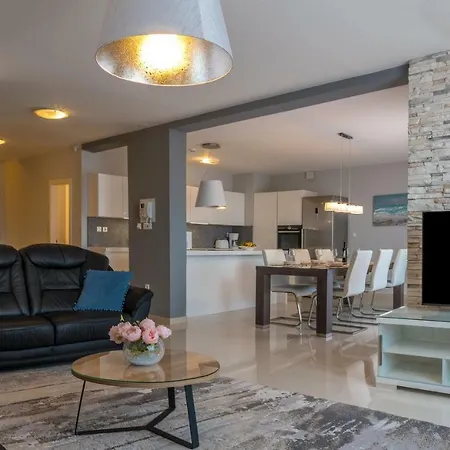 Arya With Heated Swimming Pool, Roof Hot Tub, Sauna And Gym Near The * Podstrana