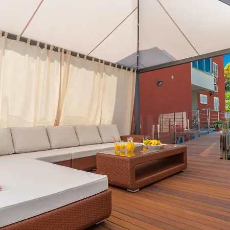 Arya With Heated Swimming Pool, Roof Hot Tub, Sauna And Gym Near The