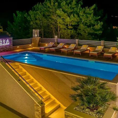 Arya With Heated Swimming Pool, Roof Hot Tub, Sauna And Gym Near The Villa Podstrana