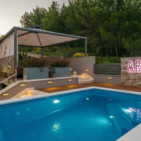 Arya With Heated Swimming Pool, Roof Hot Tub, Sauna And Gym Near The Podstrana