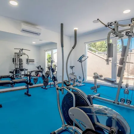 Arya With Heated Swimming Pool, Roof Hot Tub, Sauna And Gym Near The Podstrana