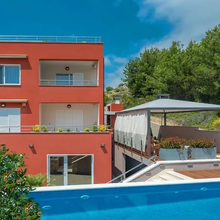 Arya With Heated Swimming Pool, Roof Hot Tub, Sauna And Gym Near The Villa