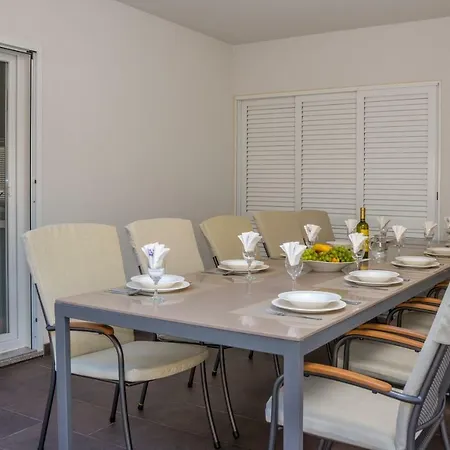 Villa Arya With Heated Swimming Pool, Roof Hot Tub, Sauna And Gym Near The