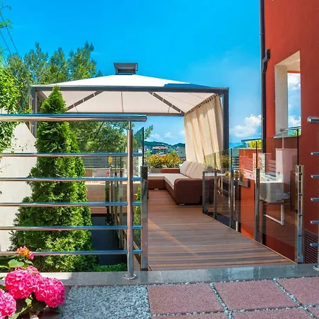 Arya With Heated Swimming Pool, Roof Hot Tub, Sauna And Gym Near The Podstrana