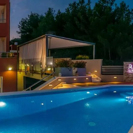 Arya With Heated Swimming Pool, Roof Hot Tub, Sauna And Gym Near The Podstrana