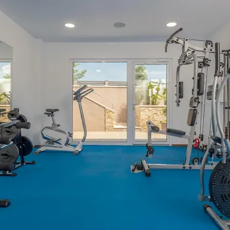 Arya With Heated Swimming Pool, Roof Hot Tub, Sauna And Gym Near The Villa Podstrana