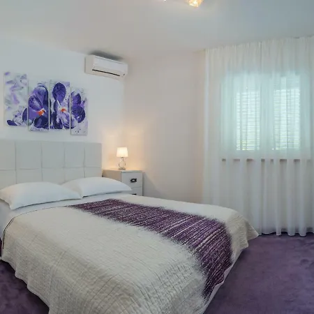 Villa Arya With Heated Swimming Pool, Roof Hot Tub, Sauna And Gym Near The
