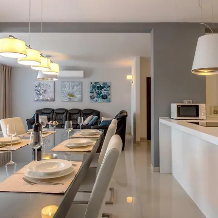 Villa Arya With Heated Swimming Pool, Roof Hot Tub, Sauna And Gym Near The