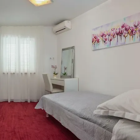 Arya With Heated Swimming Pool, Roof Hot Tub, Sauna And Gym Near The Villa