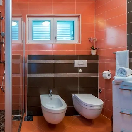 Arya With Heated Swimming Pool, Roof Hot Tub, Sauna And Gym Near The Podstrana