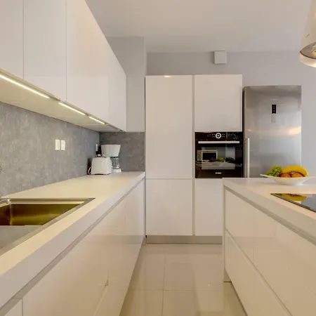 Villa Arya With Heated Swimming Pool, Roof Hot Tub, Sauna And Gym Near The
