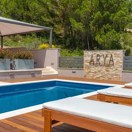Villa Arya With Heated Swimming Pool, Roof Hot Tub, Sauna And Gym Near The