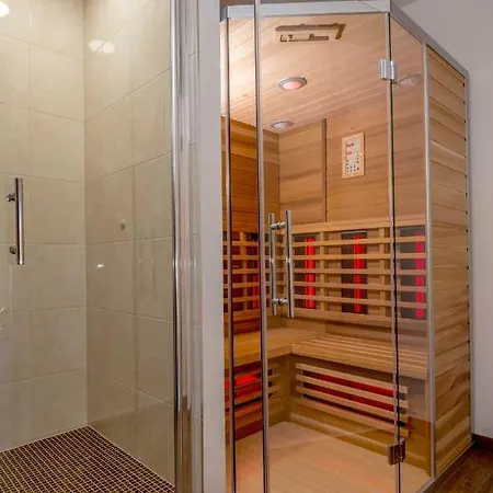 Arya With Heated Swimming Pool, Roof Hot Tub, Sauna And Gym Near The Villa