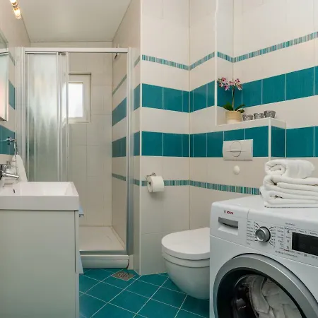 Arya With Heated Swimming Pool, Roof Hot Tub, Sauna And Gym Near The Podstrana