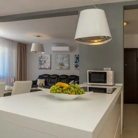 Arya With Heated Swimming Pool, Roof Hot Tub, Sauna And Gym Near The Villa Podstrana