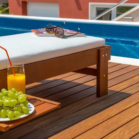 Arya With Heated Swimming Pool, Roof Hot Tub, Sauna And Gym Near The Villa