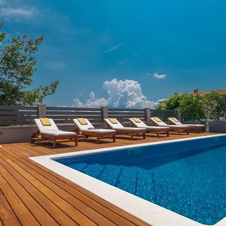 Arya With Heated Swimming Pool, Roof Hot Tub, Sauna And Gym Near The Villa
