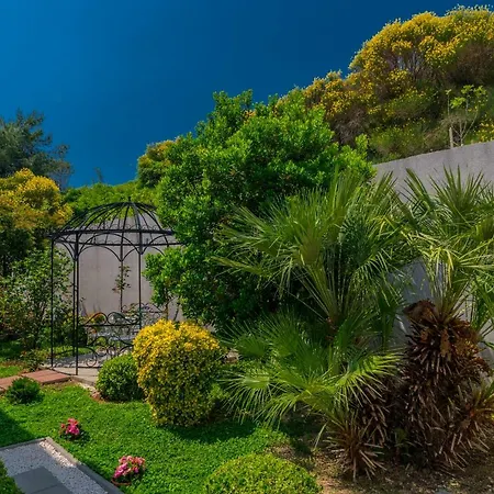 Arya With Heated Swimming Pool, Roof Hot Tub, Sauna And Gym Near The *