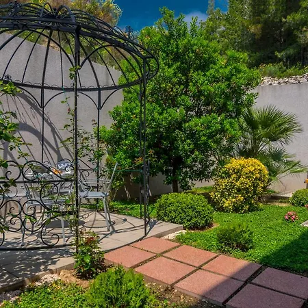 Arya With Heated Swimming Pool, Roof Hot Tub, Sauna And Gym Near The *